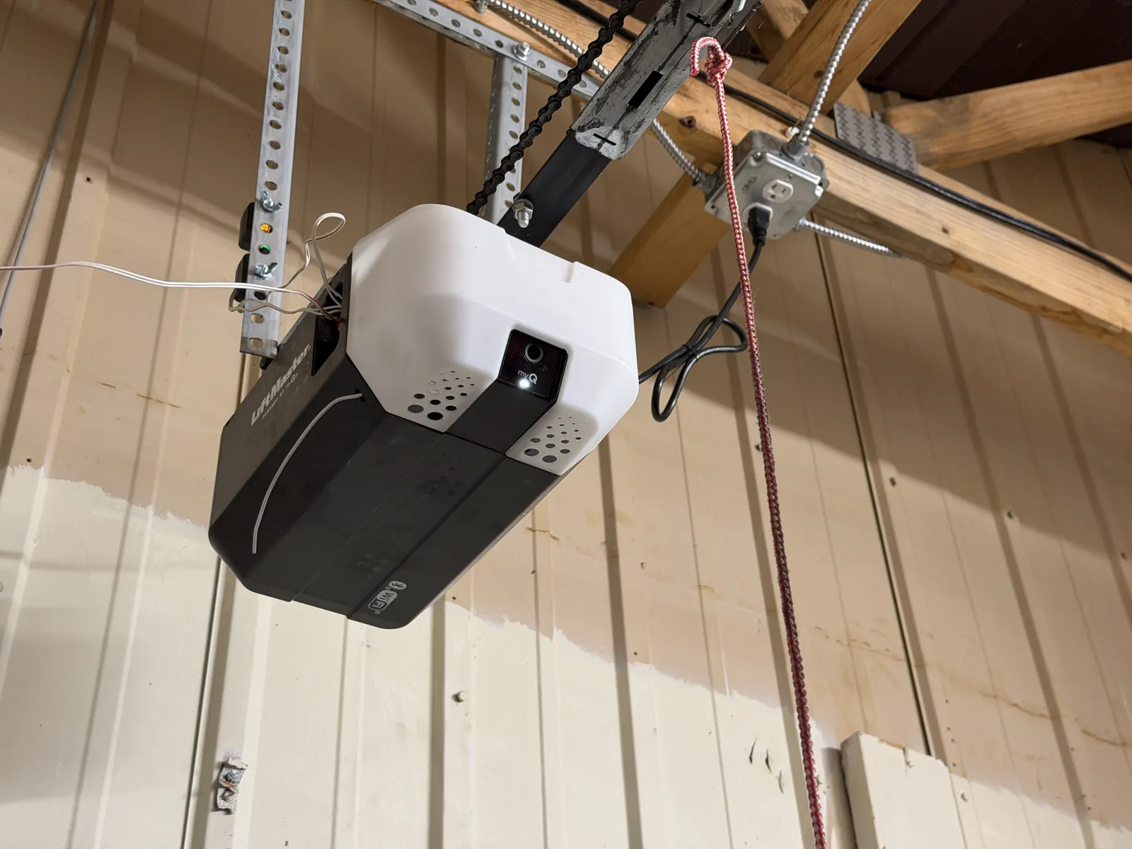 Ceiling-mounted garage door opener, rail and mounting supports